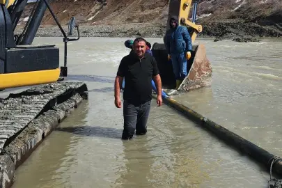 Ağrı’da Muhtar Yavuz Özen’in girişimiyle su hattı onarıldı