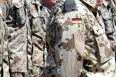 Almanyada askerlik çağındaki erkeklere yurt dışı için ordu izni şartı