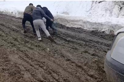 Bahçesaray’da çamurla mücadele: Vatandaşlar araçlarını iple çekerek ilerliyor