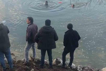 Baraj gölüne uçan otomobildeki sürücüyü ekipler kurtardı