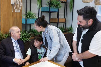 Cumhurbaşkanı Erdoğan, Beyoğlu'nda bir kafede vatandaşlarla sohbet etti