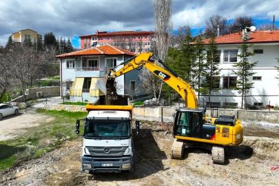 Darende’de İlçe Halk Kütüphanesi için ilk kazma vuruldu