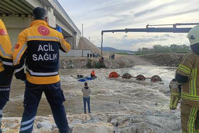 Dereyi traktörle geçmek isterken faciadan dönüldü: 10 işçi vinçle kurtarıldı