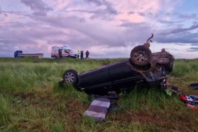 Diyarbakır'da kontrolden çıkan otomobil tarlaya uçtu: 11 yaralı