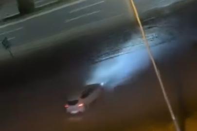 Drift yaparak trafik güvenliğini tehlikeye atan sürücü kamerada