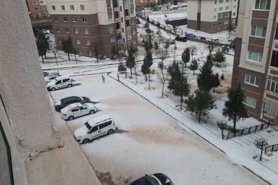 Elazığ'da ceviz büyüklüğünde dolu yağdı, kent merkezi beyaza büründü