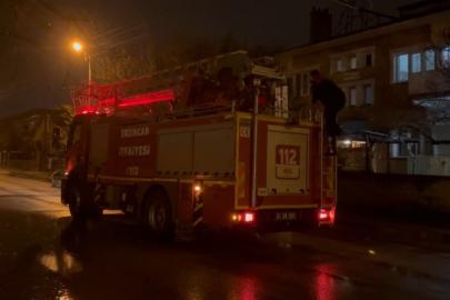Erzincan’da mahsur kalan kedi itfaiye ekiplerince kurtarıldı