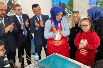 Erzurum’da otizm farkındalığı için mavi balonlar gökyüzüne bırakıldı