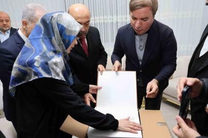 Görme engelli hafıza Vali Aydoğdu’dan Braille alfabesiyle yazılmış Kur’an hediye