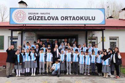 Güzelova’da 23 Nisan coşkusu: Rektör Hacımüftüoğlu, Minik yüreklerle bayram sevincini paylaştı