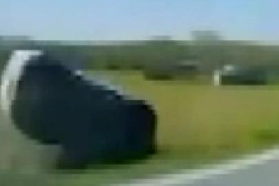 Hatalı sollama yapan otomobil şarampole yuvarlandı: 2 yaralı