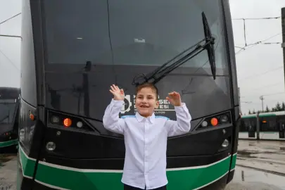 Hayal etti, 6 yaşında vatman oldu!