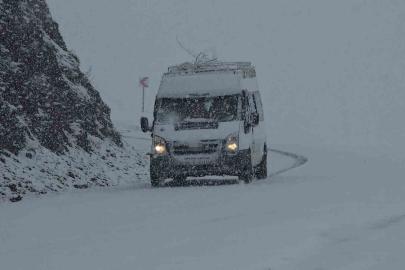 Hizan-Bahçesaray yolunda kar etkili oluyor