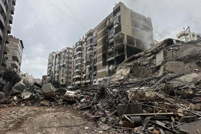 İşgalci İsrail ordusu Lübnan'ın sınır hattındaki beldelerde evleri patlayıcılarla yıkmaya devam ediyor