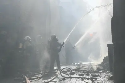 İzmir Konak’ta bina yangını kontrol altında