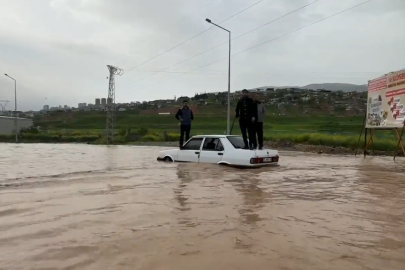 Kahramanmaraş'ta yollar göle döndü, vatandaşlar zor anlar yaşadı