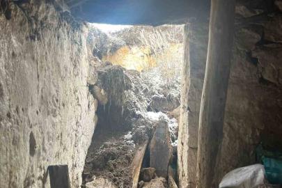 Kar nedeniyle ev ve ahır çöktü