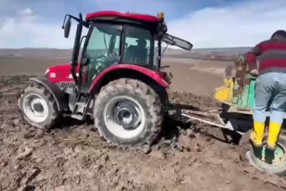Kars’ta çamura saplanan traktörler güçlükle kurtarıldı