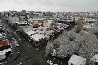 Kars’ta nisan ayında ağaçlar kırağı tuttu