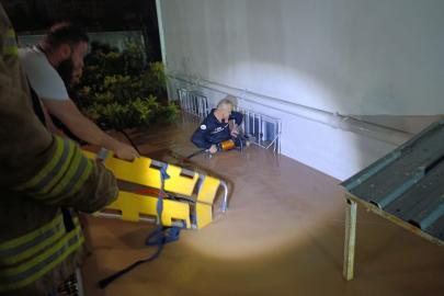 Mardin'de sağanak hayatı olumsuz etkiledi. Mahsur kalanları itfaiye kurtardı