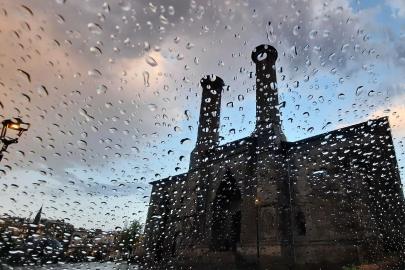 Meteorolojiden "Kuvvetli yağış ve rüzgar" uyarısı