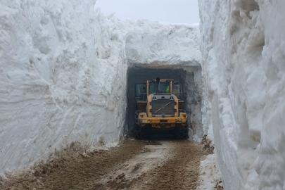 Nisan ayında 4 metrelik kar tünellerinde çalışma