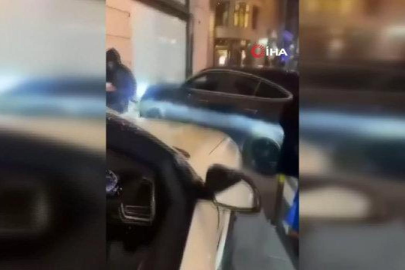 Otomobil yayaların arasına daldı: Sosyal medya ünlüsü ağır yaralandı
