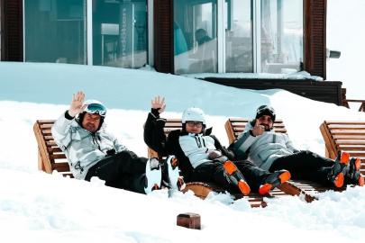 Plaj kenarı değil Palandöken’in zirvesin şezlong keyfi