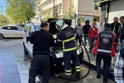 Siirt’te park halindeki araç alev aldı