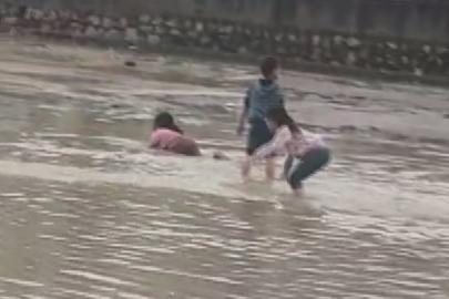 Şırnak'ta sağanak nedeniyle dereler taştı: Çocukların tehlikeli oyunu