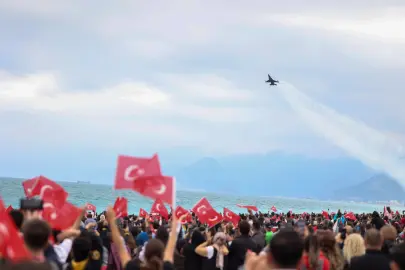 SOLOTÜRK Konyaaltı’nda nefes kesti