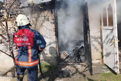Tuşba’da odunluk yangını