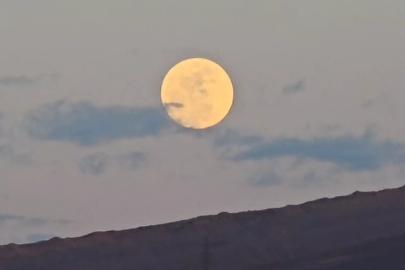 Van’da görsel şölen: "Pembe Dolunay" Erek Dağı’ndan yükseldi