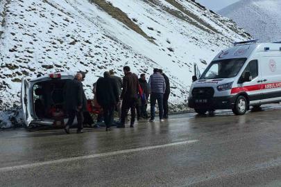 Van’da kaygan yolda devrilen kamyonette 1 kişi yaralandı