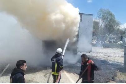 Van’da seyir halindeki tırın dorsesi yandı
