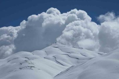 Van’ın yüksek kesimlerinde kar güzel manzaralar oluşturdu