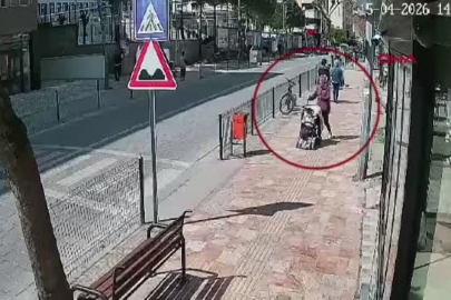 Yaya geçidinde motosiklet dehşeti! Anne ve bebeği yere yığıldı