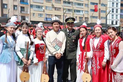 19 Mayıs festivalinde Kırgız ekibinin kıyafetleri ve müzikleri hayran bıraktı