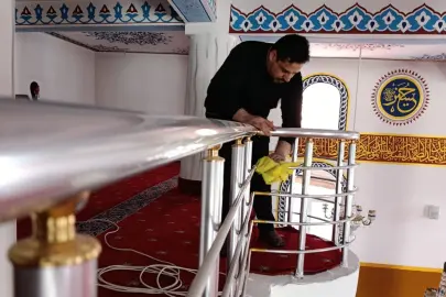 Ağrı'da elinde bez, gönlünde hizmet... Cesim Hoca camiyi bayrama hazırladı