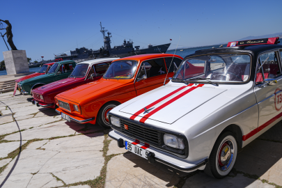 Anadol tutkunları İzmir'de buluştu. 45 araç sergilendi