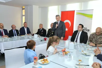 Artvin protokolü bayramlaştı