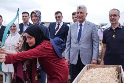 Bakan Bolat, torunlarıyla 8. Etnospor Kültür Festivali'ne katıldı