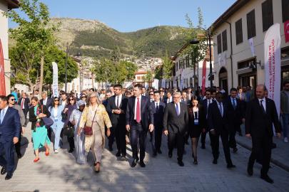 Bakan Kurum, yabancı konuklara Hatay'ı gezdirdi. "Asrın inşasını dünyaya gösterdik"