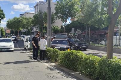 Batman'da kontrolden çıkan otomobil aydınlatma direğine çarptı