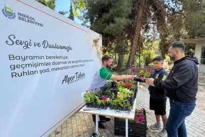 Bursa İnegöl'de bayram öncesi mezarlıklar çiçek açtı
