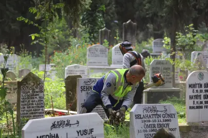 Bursa’da mezarlıklar bayrama hazır