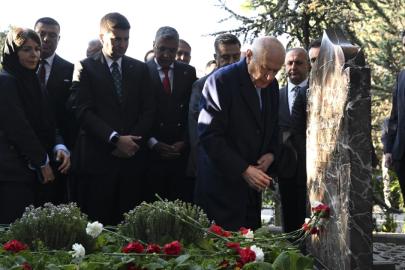Devlet Bahçeli, Alparslan Türkeş'in kabrini ziyaret etti