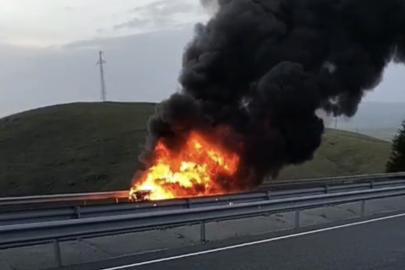 Elazığ’da seyir halindeki otomobil alev topuna döndü