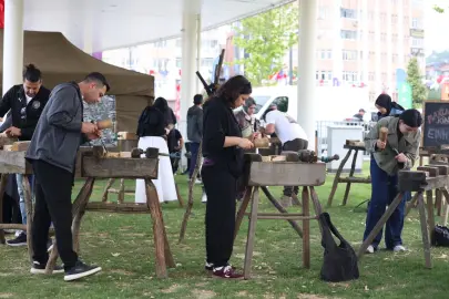 EnFest’te genç eller ahşap ve deri atölyelerinde üretti