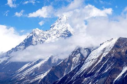 Everest Dağı'na bir günde 274 dağcı tırmanarak rekor kırdı